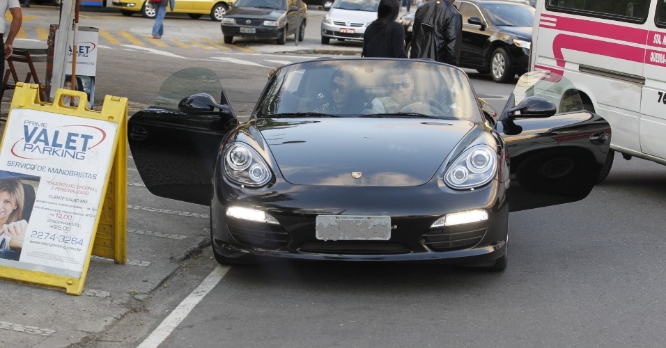 29.ago.2013- Naldo deixou o local com a noiva Ellen Cardoso, em um Porsche, avaliado em R$ 350 mil