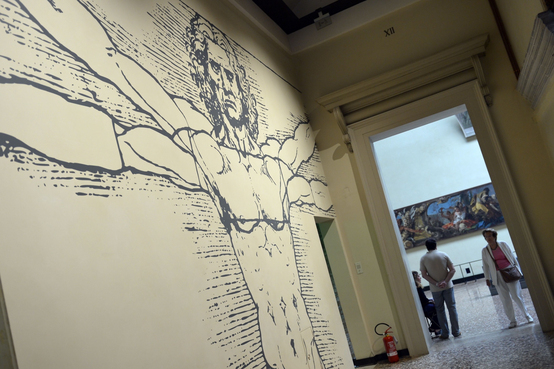 A exposição "Leonardo da Vinci: o homem universal" reúne 52 desenhos de um dos artistas mais talentosos da história, admirado pela capacidade de combinar arte com ciência, beleza com mecânica, natureza com proporções, corpo com alma. As obras de caráter artístico e científico, entre elas o célebre desenho do "Homem Vitruviano", ficarão expostas até dezembro de 2013 - Gabruel Bouys/AFP