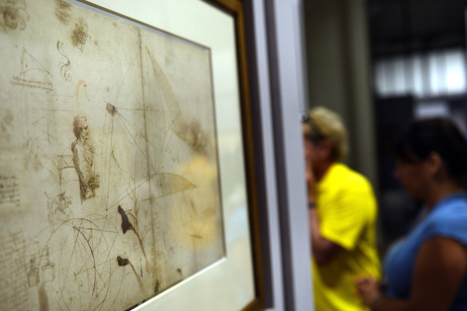 A exposição "Leonardo da Vinci: o homem universal" reúne 52 desenhos de um dos artistas mais talentosos da história, admirado pela capacidade de combinar arte com ciência, beleza com mecânica, natureza com proporções, corpo com alma. As obras de caráter artístico e científico, entre elas o célebre desenho do "Homem Vitruviano", ficarão expostas até dezembro de 2013 - Gabruel Bouys/AFP