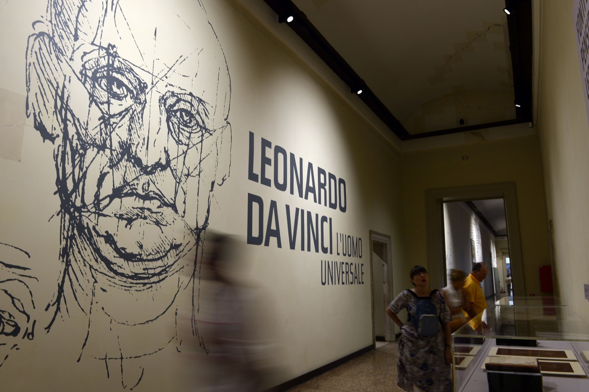 A exposição "Leonardo da Vinci: o homem universal" reúne 52 desenhos de um dos artistas mais talentosos da história, admirado pela capacidade de combinar arte com ciência, beleza com mecânica, natureza com proporções, corpo com alma. As obras de caráter artístico e científico, entre elas o célebre desenho do "Homem Vitruviano", ficarão expostas até dezembro de 2013 - Gabruel Bouys/AFP