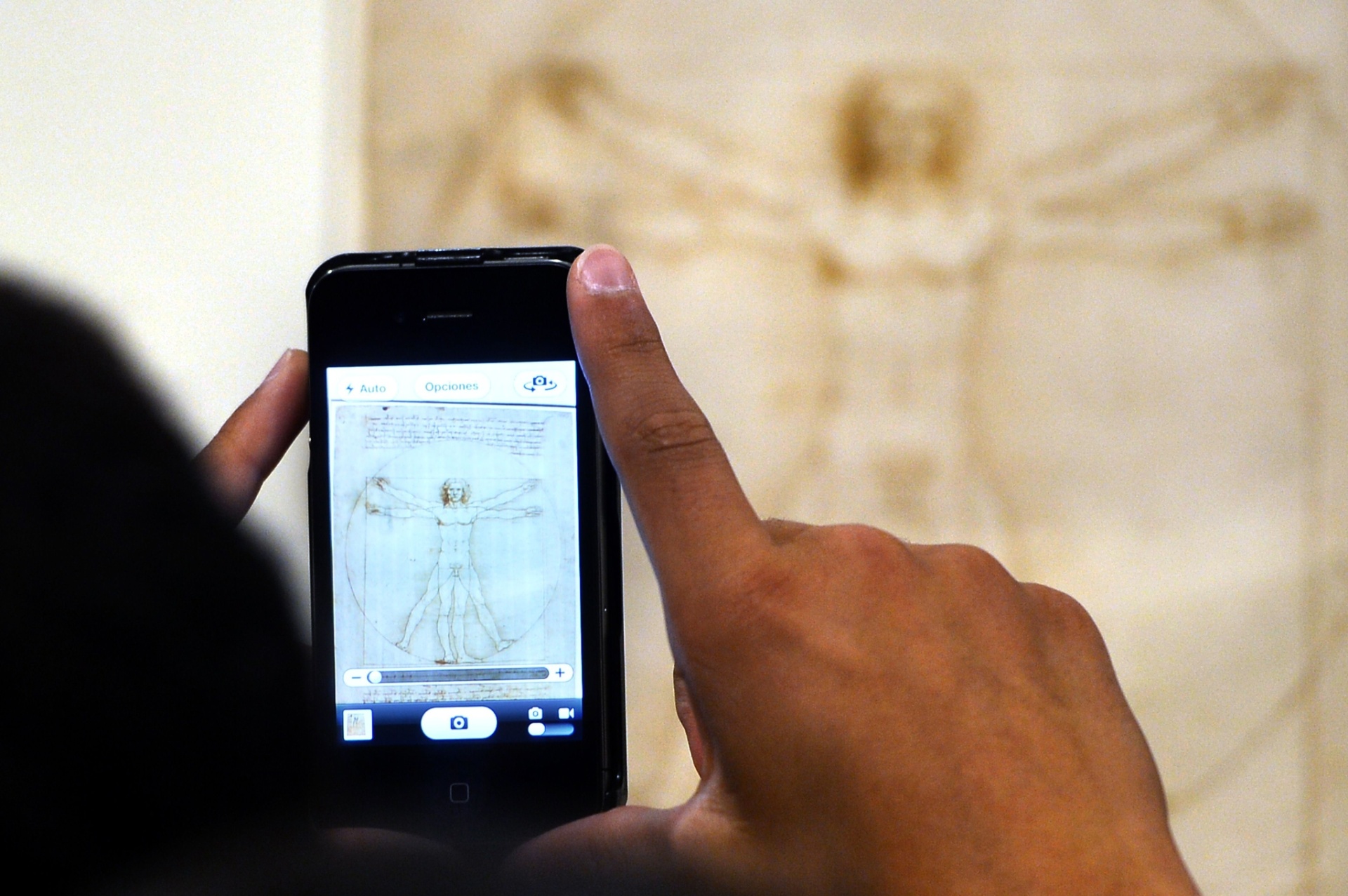 A exposição "Leonardo da Vinci: o homem universal" reúne 52 desenhos de um dos artistas mais talentosos da história, admirado pela capacidade de combinar arte com ciência, beleza com mecânica, natureza com proporções, corpo com alma. As obras de caráter artístico e científico, entre elas o célebre desenho do "Homem Vitruviano", ficarão expostas até dezembro de 2013 - Gabruel Bouys/AFP