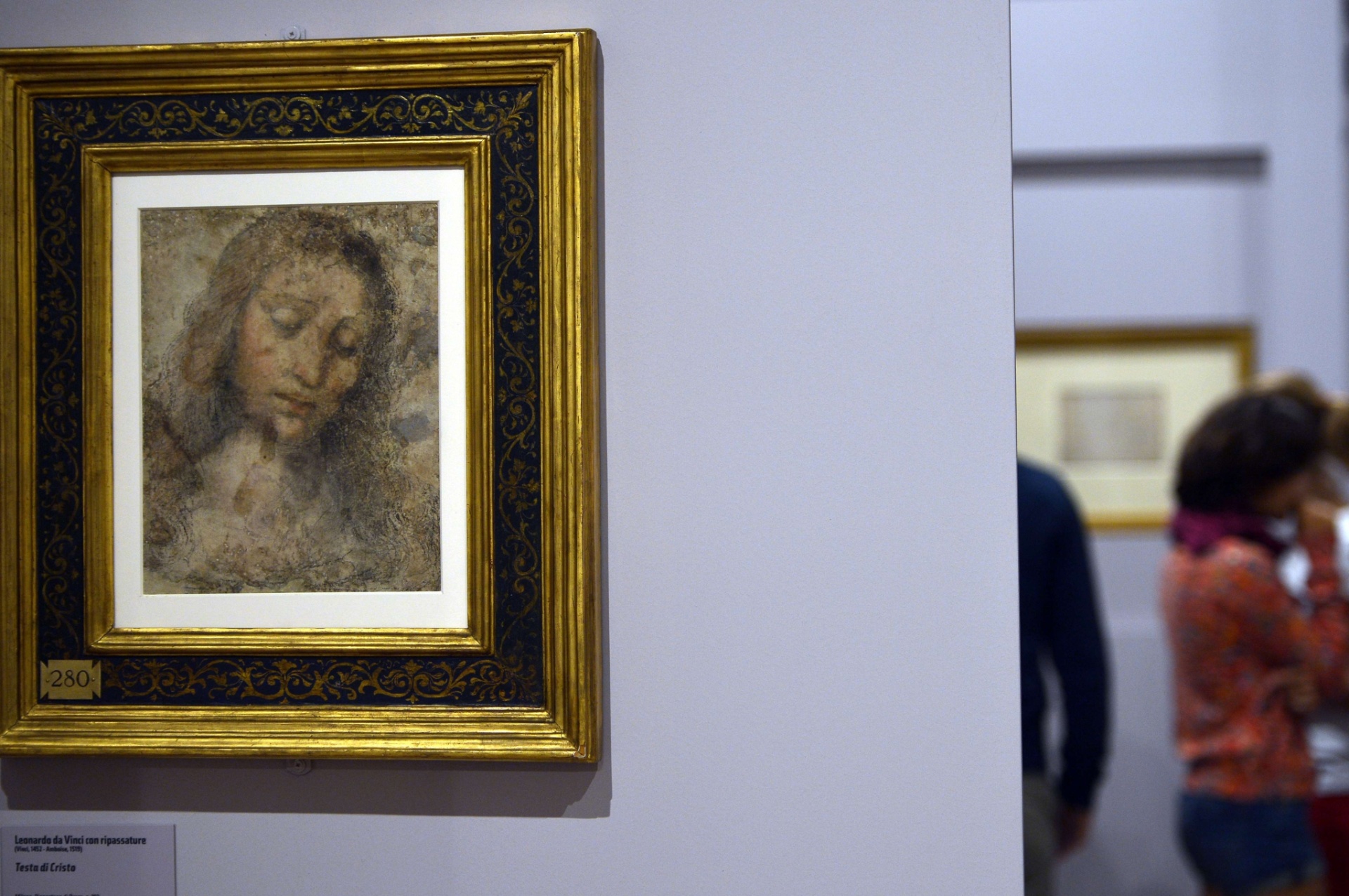 A exposição "Leonardo da Vinci: o homem universal" reúne 52 desenhos de um dos artistas mais talentosos da história, admirado pela capacidade de combinar arte com ciência, beleza com mecânica, natureza com proporções, corpo com alma. As obras de caráter artístico e científico, entre elas o célebre desenho do "Homem Vitruviano", ficarão expostas até dezembro de 2013 - Gabruel Bouys/AFP