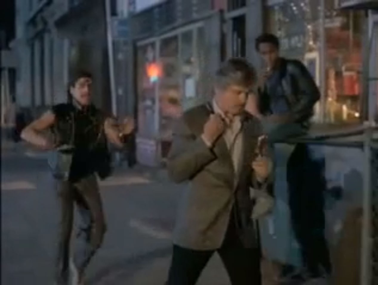 A MORTE DO RISADINHA - Risadinha era um trombadinha ligeiro que sempre roubava com um sorriso no rosto até seu caminho cruzar com Paul Kersey (Charles Bronson) em "Desejo de Matar 3", que desfila com uma câmera cara esperando ser assaltado para retribuir com chumbo a atenção do ladrão - Reprodução