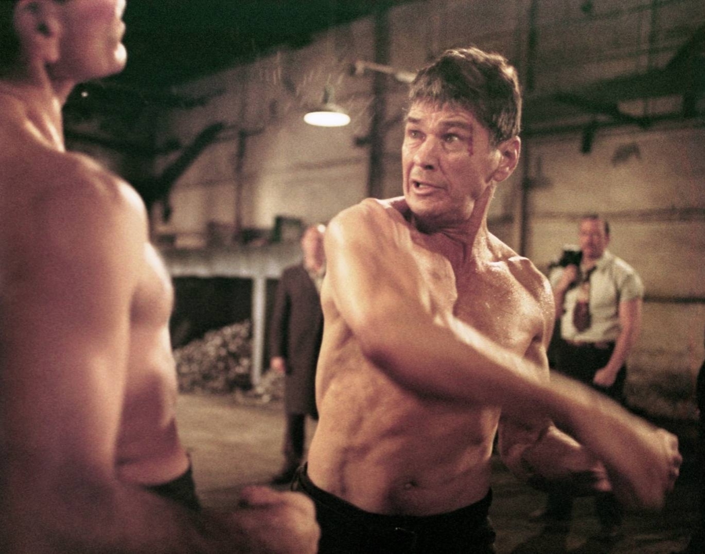EM LUTAS ILEGAIS DE BOXE - Em um de seus papéis mais marcantes, Charles Bronson interpretou um andarilho que ganhava a vida durante a dura Depressão dos EUA em "Lutador de Rua", com destaque para o épico briga final contra Street, um dos maiores lutadores de rua de Chicago - Divulgação
