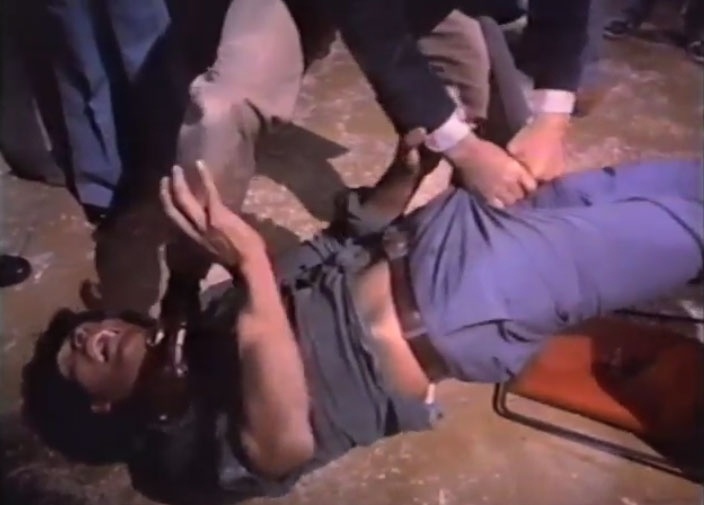 ESPREMER OS TESTÍCULOS DE UM ADVERSÁRIO - Muitas pessoas considerariam um exagero quase arrancar os testículos de um homem que mexe com sua mulher como em "Justiça Selvagem". Essas pessoas não são o Charles Bronson - Reprodução