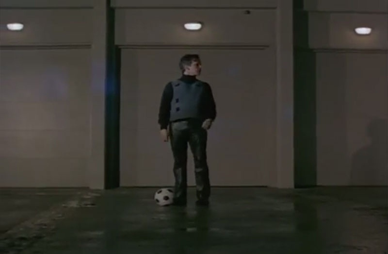 EXPLODINDO UM BANDIDO COM UMA BOLA DE FUTEBOL - Depois de dar fim em criminosos de toda maneira imaginável ao longo da série, o personagem Paul Kersey mostra que ainda consegue inovar explodindo um bandido com uma bola de futebol detonada por controle remoto em "Desejo de Matar 5" - Reprodução