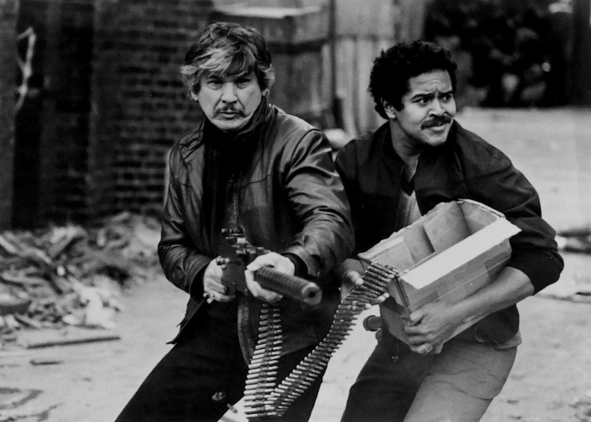 TIROTEIO FINAL DE "DESEJO DE MATAR 3" - Charles Bronson mostra que tripé é para os fracos se tornando um verdadeiro exército ambulante para limpar as ruas do Brooklyn com uma metralhadora da Guerra da Coréia - Divulgação