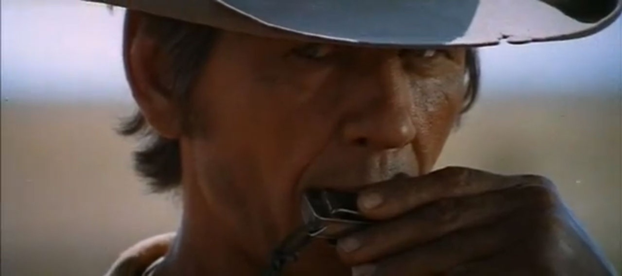 TOCANDO GAITA - Às vezes um herói não precisa atirar em alguém para ser durão. Ele pode tocar gaita antes de atirar, como fez em "Era Uma Vez no Oeste". As tensas cenas de Bronson encarando os vilões tranquilamente é um dos pontos altos do épico de Sergio Leone - Reprodução