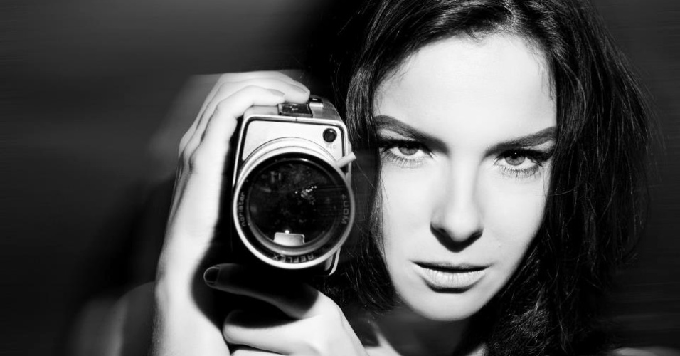 2012 - Regiane Alves posa com câmera fotográfica