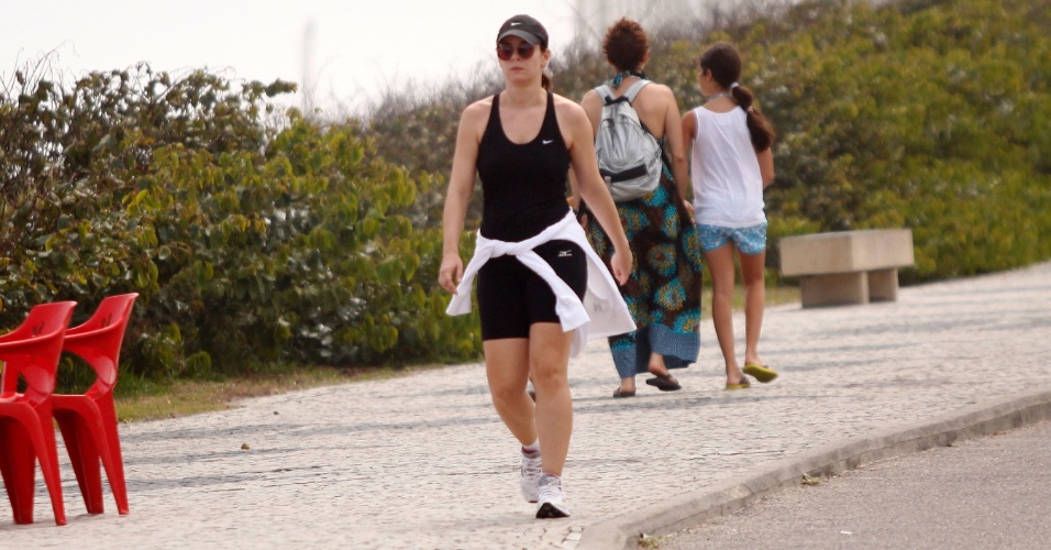 20.out.2012 - Regiane Alves caminha na orla da Barra da Tijuca, no Rio de Janeiro