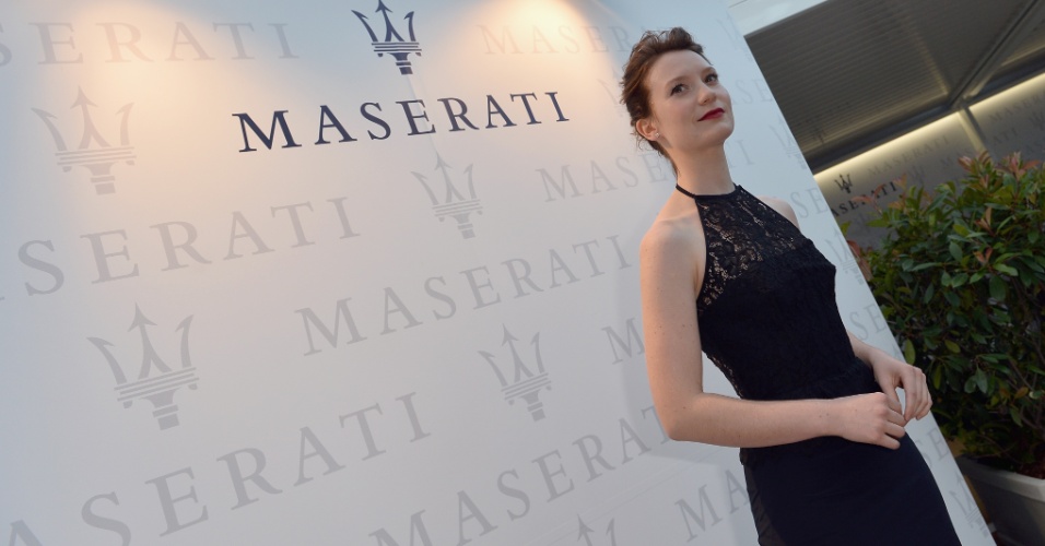 29.ago.2013 - A atriz Mia Wasikowska posa em evento da marca de carros Maserati durante o Festival de Cinema de Veneza