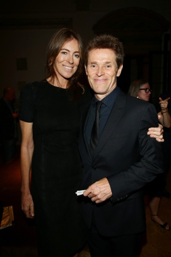 29.ago.2013 - A diretora Kathryn Bigelow e o ator Willem Dafoe posam juntos em um jantar promovido por Miuccia Prada em Veneza