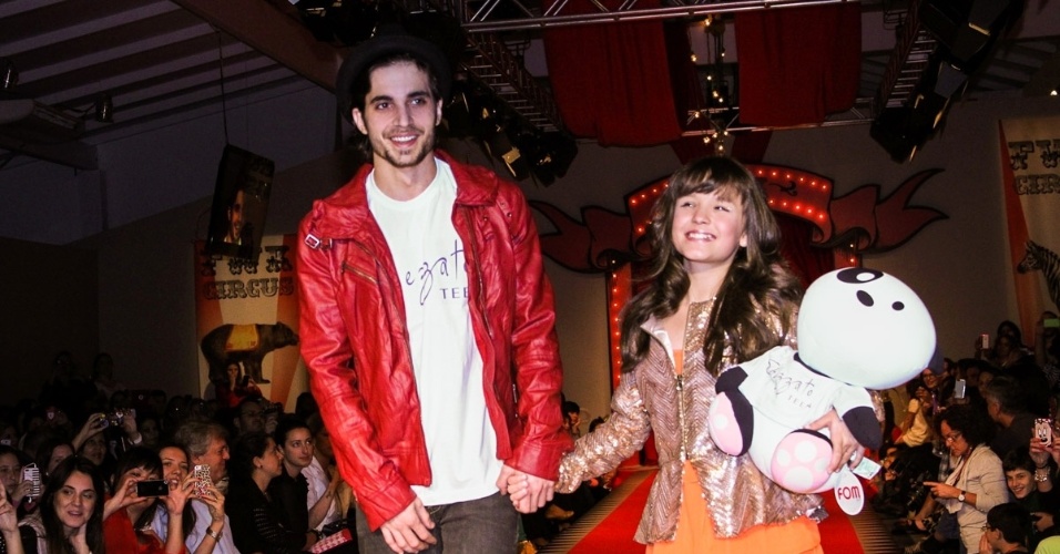 30.ago.2013 - O cantor e ator Fiuk participou de um desfile de moda em um shopping em São Paulo. A atriz Larissa Manoella também participou do evento
