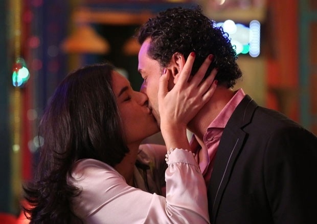 30.ago.2013 - O jogador do Fluminense Fred grava cena de beijo com a atriz argentina Moro Anghileri (Cristal) em "Flor do Caribe"