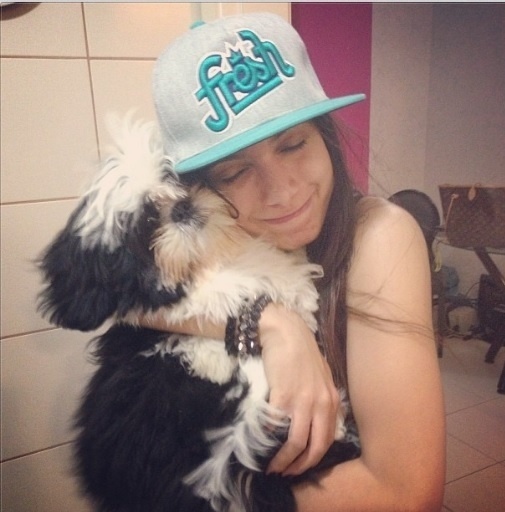 30.ago.2013- Com a agenda lotada, Anitta aproveita tempo livre para mimar o cachorro Alfredo