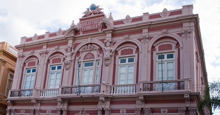 Fachada do segundo andar da Biblioteca Pública Municipal, fundada pela própria população, em 1881, em Pelotas, no Rio Grande do Sul