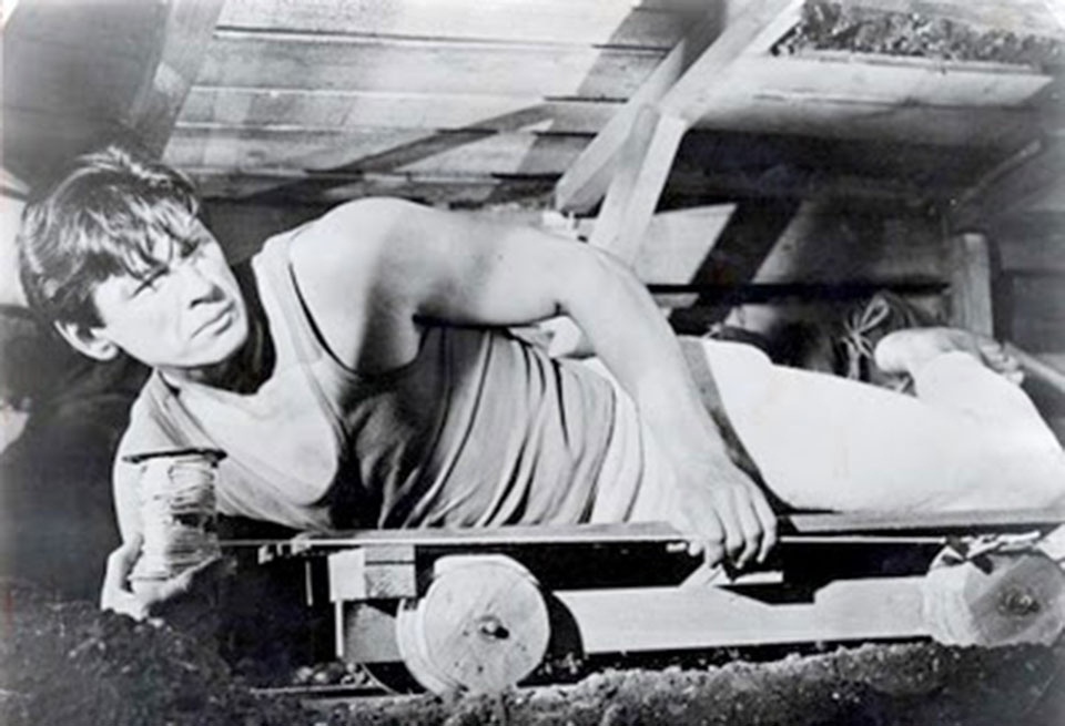 NOS TÚNEIS DE "FUGINDO DO INFERNO" - No clássico de Steve McQueen de 1963, Bronson encarnou um dos "reis do túnel" responsáveis por cavar a passagem de fuga dos soldados aliados detidos em um campo prisioneiros durante a Segunda Guerra Mundial - Divulgação