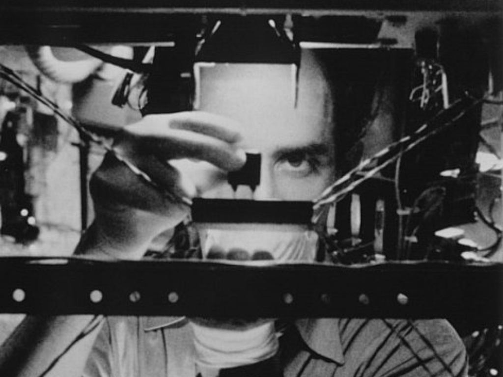 Gênio paranoico da matemática e da computação, Max (Sean Gullette) tenta descobrir um número que revelará segredos sobre o mundo no primeiro longa-metragem do diretor Darren Aronofsky ("Cisne Negro") - Reprodução