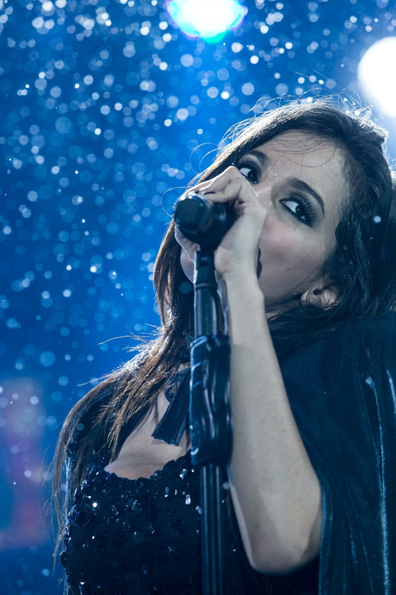 30.ago.2013 - A cantora Anitta levou seu "Show das Poderosas" para Niterói, Rio. Em papo com o UOL, ela disse que ficou surpresa ao ser comparada pela revista "Forbes" com Shakira - Marcos Samerson / Agência We love Photo!