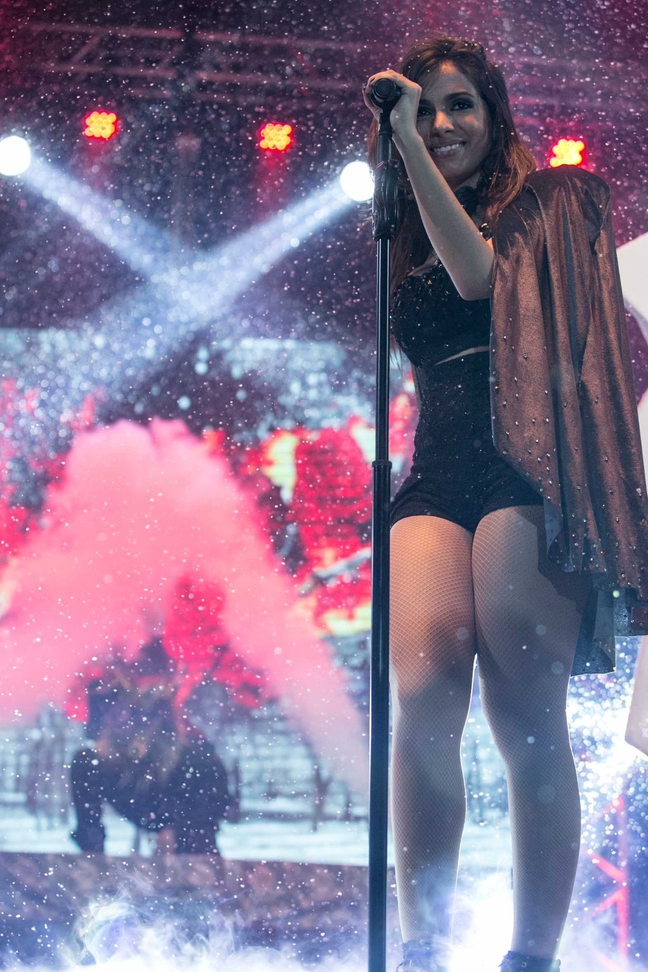 30.ago.2013 - A cantora Anitta levou seu "Show das Poderosas" para Niterói, Rio. Em papo com o UOL, ela disse que ficou surpresa ao ser comparada pela revista "Forbes" com Shakira - Marcos Samerson / Agência We love Photo!