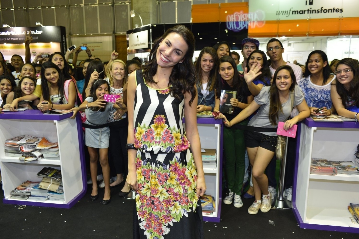31.ago.2013 - A atriz e escritora Mel Fronckowiak autografou o livro "Inclassificável - Memórias da estrada" na 16ª edição da Bienal Internacional do Livro, no Rio. A ex-Rebelde namora o ator Rodrigo Santoro - AgNews