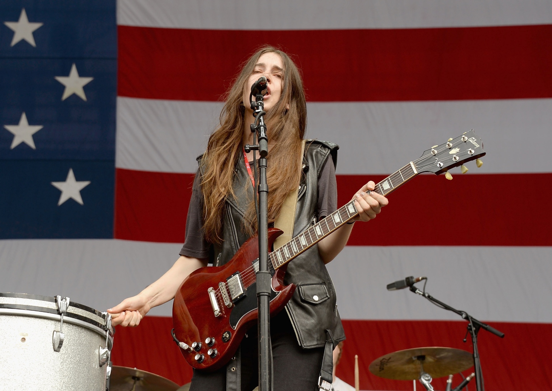31.ago.2013 - A cantora Danielle Haim, da banda Haim, faz sua participação no Budweiser Made in America Festival - Getty Images