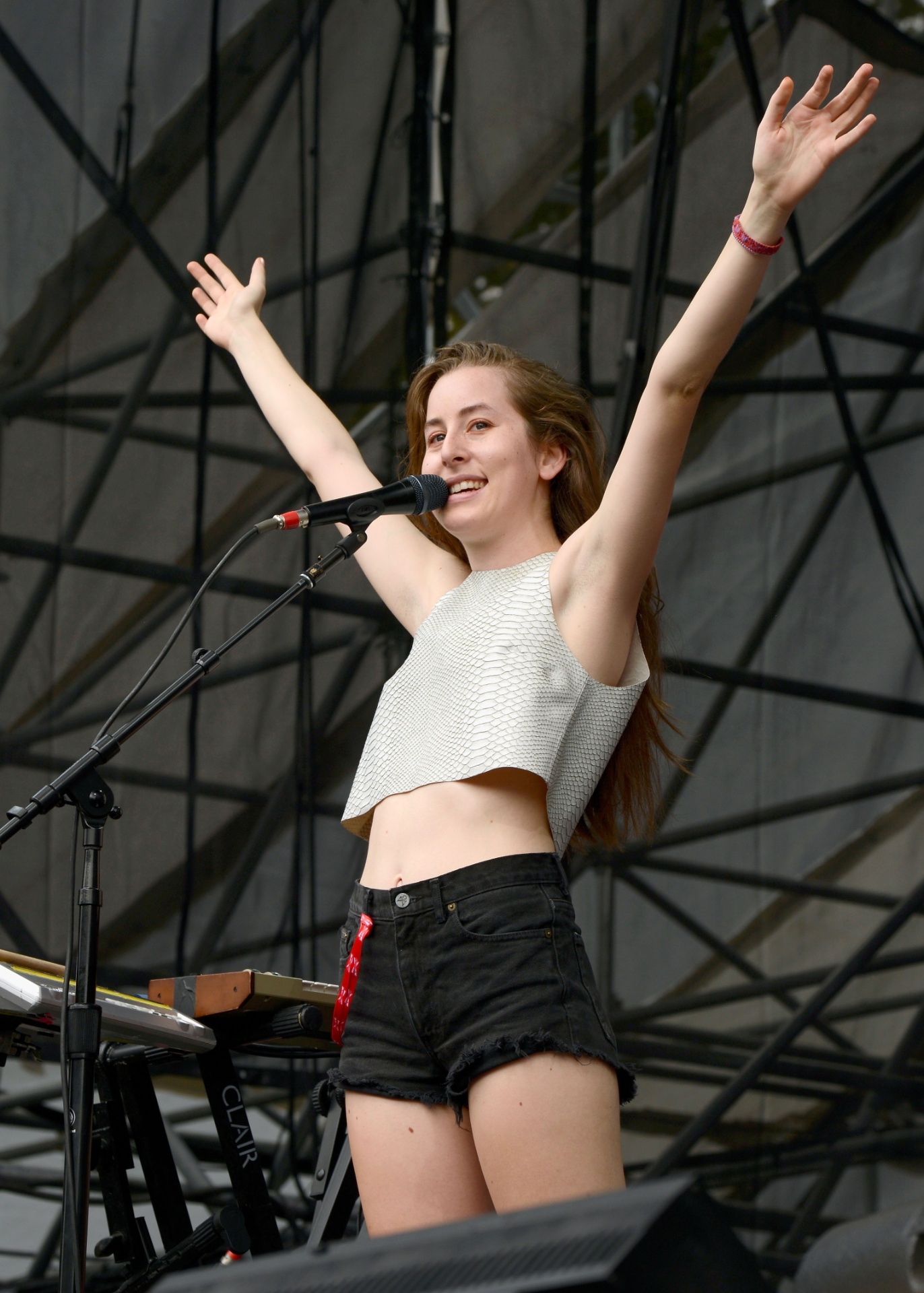 31.ago.2013 - Alana Haim, da banda Haim, durante apresentação no Budweiser Made in America Festival - Getty Images