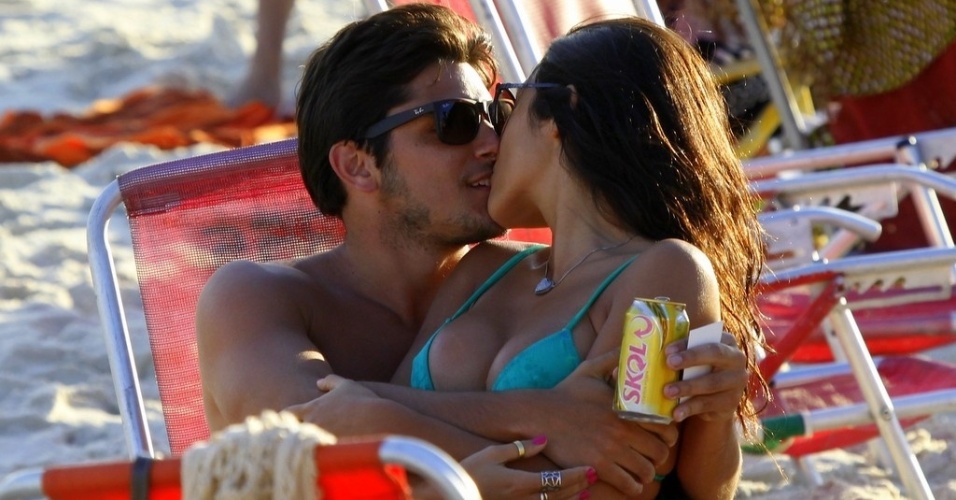 31.ago.2013 - Bruno Gissoni troca beijos com a namorada