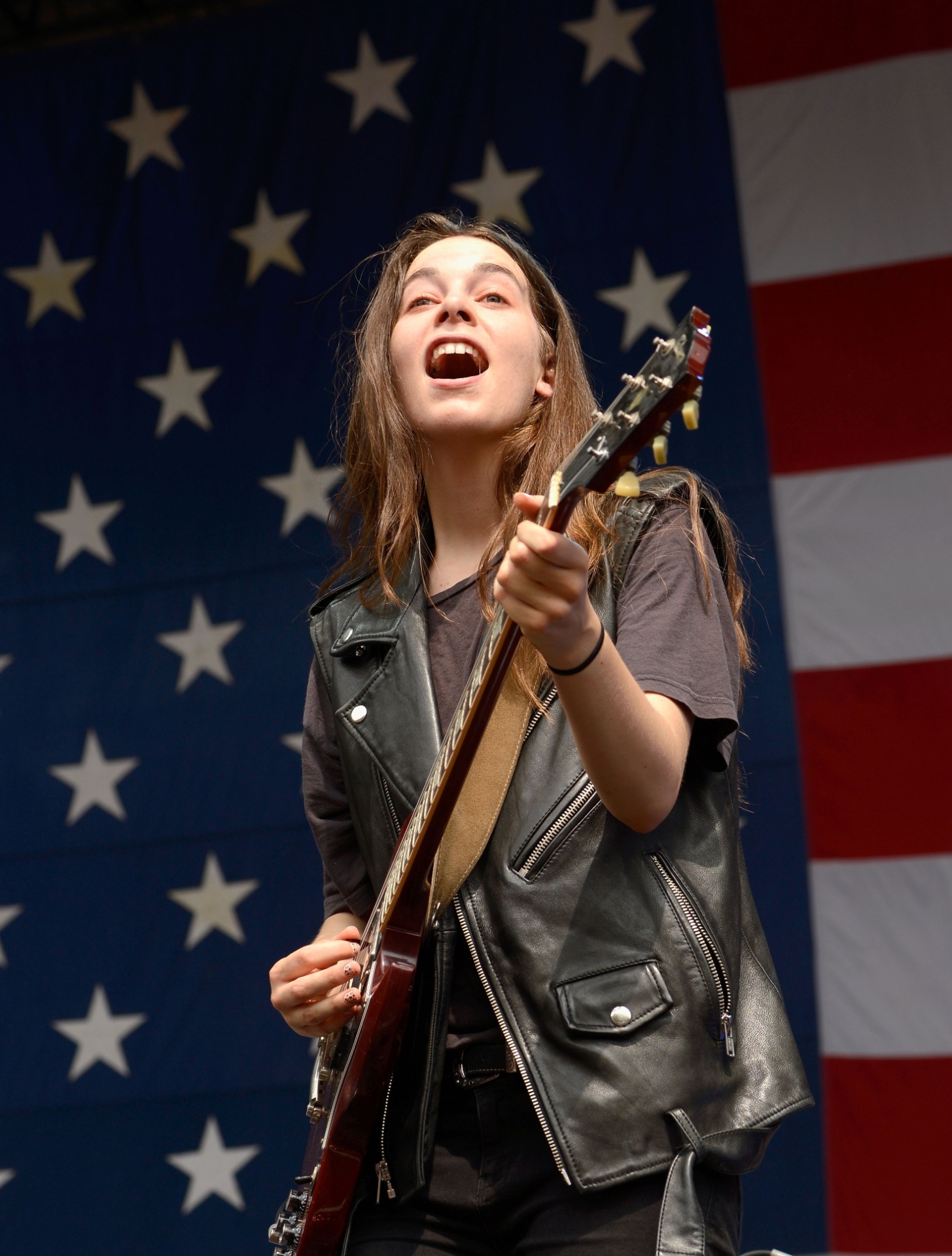 31.ago.2013 - Danielle Haim, da banda Haim, interage com o público no Budweiser Made in America Festival - Getty Images