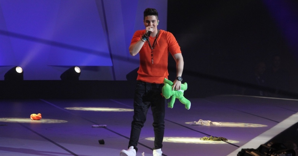 31.ago.2013 - Luan Santana arranca gritos das fãs e ganha bichos de pelúcia durante sua apresentação no "Criança Esperança"