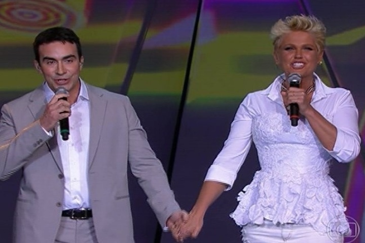 31.ago.2013 - Padre Fábio de Melo e Xuxa abrem os shows do "Criança Esperança 2013"