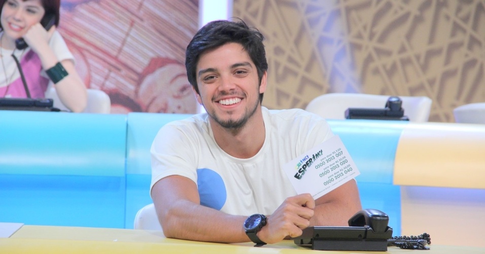 31.ago.2013 - Rodrigo Simas participou do "Mesão da Esperança". O ator atendeu ligações de pessoas interessadas em fazer doações ao projeto "Criança Esperança"