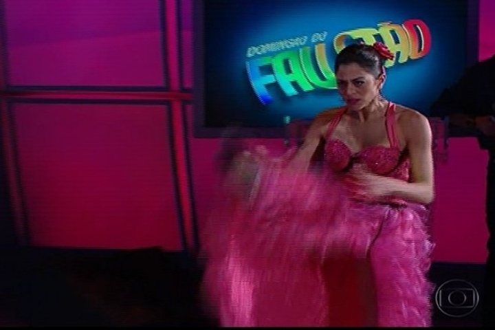 1.set.2013 - Carol Castro se empenha no paso doble e recebe muitos elogios na "Dança dos Famosos"