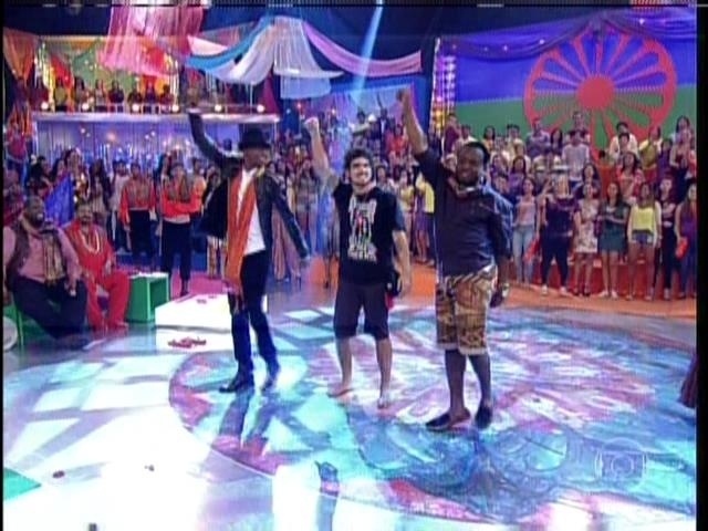 1.set.2013 - Durante participação no programa "Esquenta!", o ator Caio Castro arrancou gritinhos da plateia ao dançar "Show das Poderosas", hit da cantora Anitta