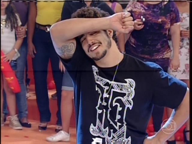 1.set.2013 - Durante participação no programa "Esquenta!", o ator Caio Castro arrancou gritinhos da plateia ao dançar "Show das Poderosas", hit da cantora Anitta