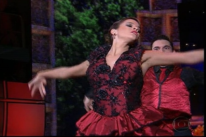1.set.2013 - Na "Dança dos Famosos", Bruna Marquezine abusa da sensualidade no paso doble