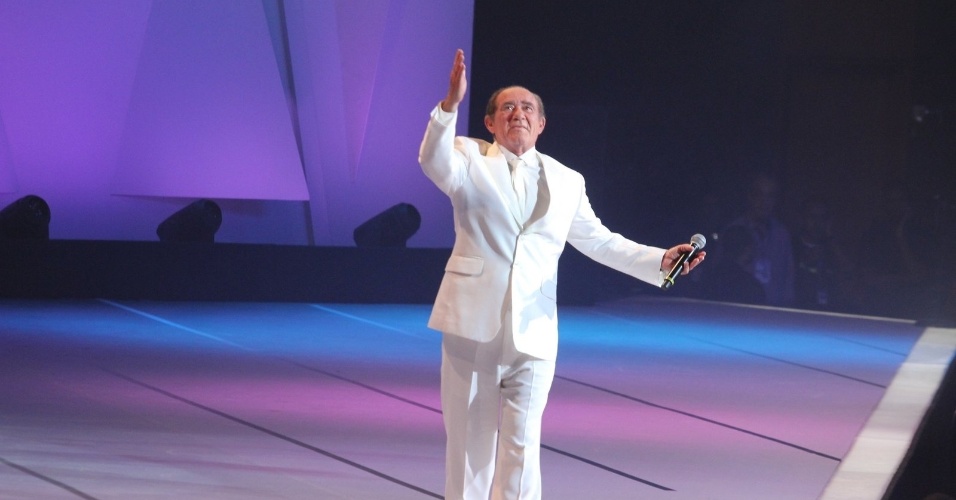 31.ago.2013 - Renato Aragão se emociona no palco do "Criança Esperança"