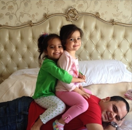 02.ago.2013 - O cantor Luciano aproveitou um momento de folga para se divertir com as filhas gêmeas Isabella e Helena: "Brincar com minhas filhas não tem preço! #amomuito", escreveu ele na legenda da foto no Instagram