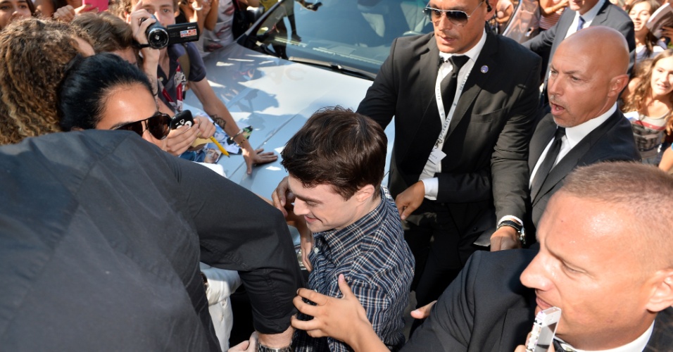 1.set.2013 - Ator Daniel Radcliffe, o Harry Potter, participa do festival internacional de cinema de Veneza e é assediado pelos fãs. O ator está divulgando o filme "Kill Your Darlings"