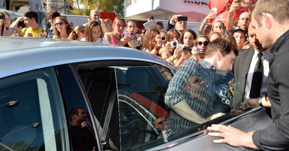 1.set.2013 - Ator Daniel Radcliffe, o Harry Potter, participa do festival internacional de cinema de Veneza e é assediado pelos fãs. O ator está divulgando o filme "Kill Your Darlings"
