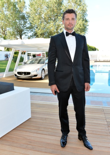 1.set.2013 - Elegante, o ator Tom Welling posa para fotos durante o festival internacional de cinema de Veneza, na Itália. Tom é famoso por estrelar a série "Smallville"