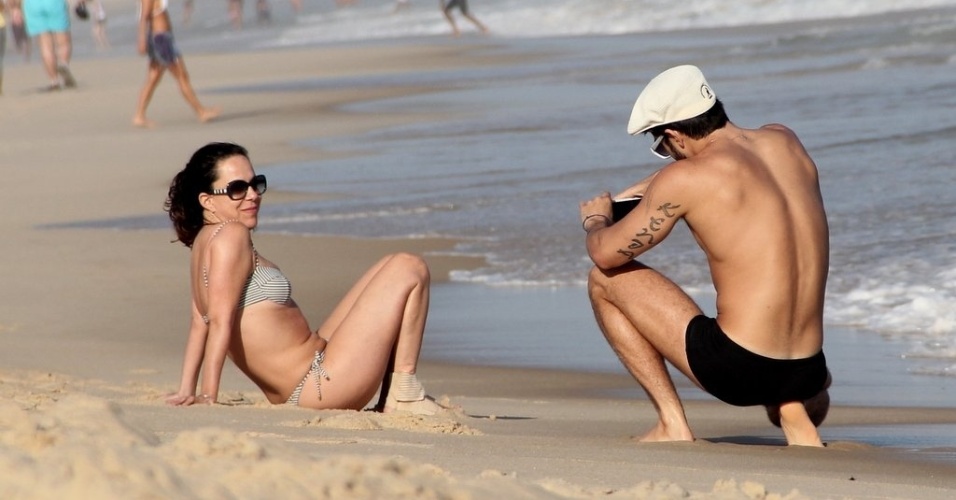 2.set.2013 - Bebel Gilberto foi fotografada por Harry Louis, namorado do estilista Marc Jacobs, na praia da Ipanema, zona sul do Rio