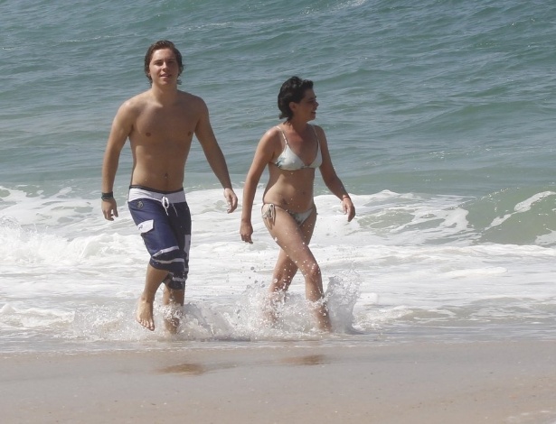 2.set.2013 - Keaton Stromberg, do Emblem3, curtiu praia na zona sul do Rio. No último final de semana, a boy band se apresentou na cidade no Z Festival