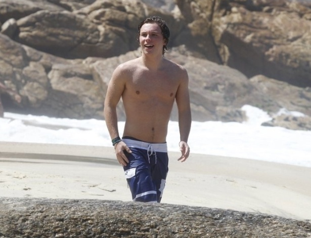 2.set.2013 - Keaton Stromberg, do Emblem3, curtiu praia na zona sul do Rio. No último final de semana, a boy band se apresentou na cidade no Z Festival