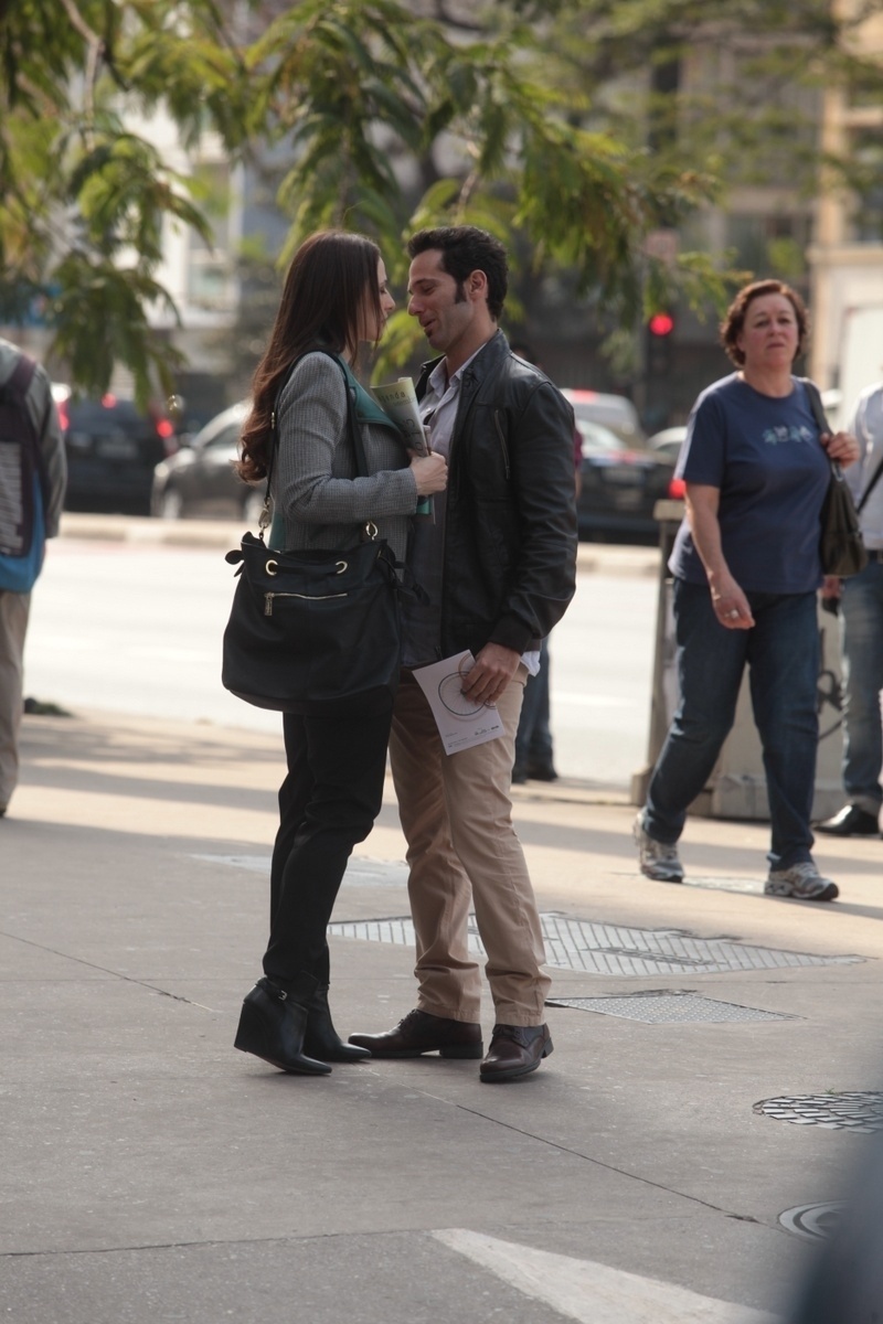 2.set.2013 - Paula Braun e Mouhamed Harfouch gravaram cenas de "Amor à Vida" na Avenida Paulista, São Paulo. Na trama, eles vivem Rebeca e Pérsio, respectivamente