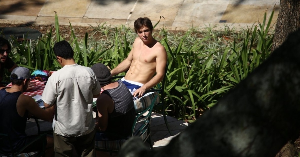 2.set.2013 - Wesley Stromberg, do Emblem3, tomou sol à beira da piscina do hotel onde está hospedado na zona sul do Rio. No último final de semana, a boy band se apresentou na cidade no Z Festival