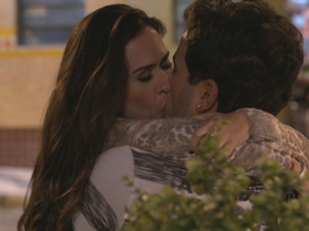 Em "Amor à Vida", antes de casar, Valdirene beija Carlito