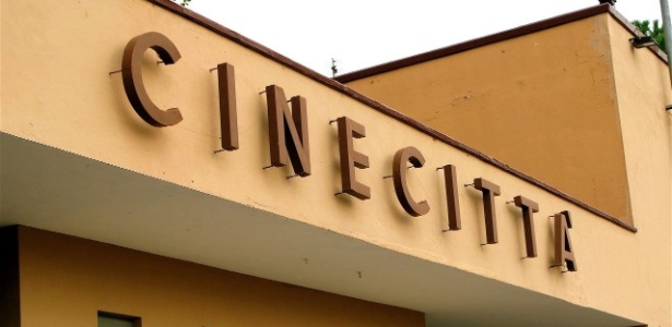 Fachada dos históricos estúdios Cinecittà, na região metropolitana de Roma, na Itália; estúdios são responsáveis pela maior parte da produção cinematográfica italiana - Divulgação