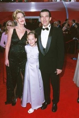 Melanie Griffith, Dakota Johnson e  Antonio Banderas se encontram no tapete vermelho da estreia do filme "Crazy in Alabama" em 2000