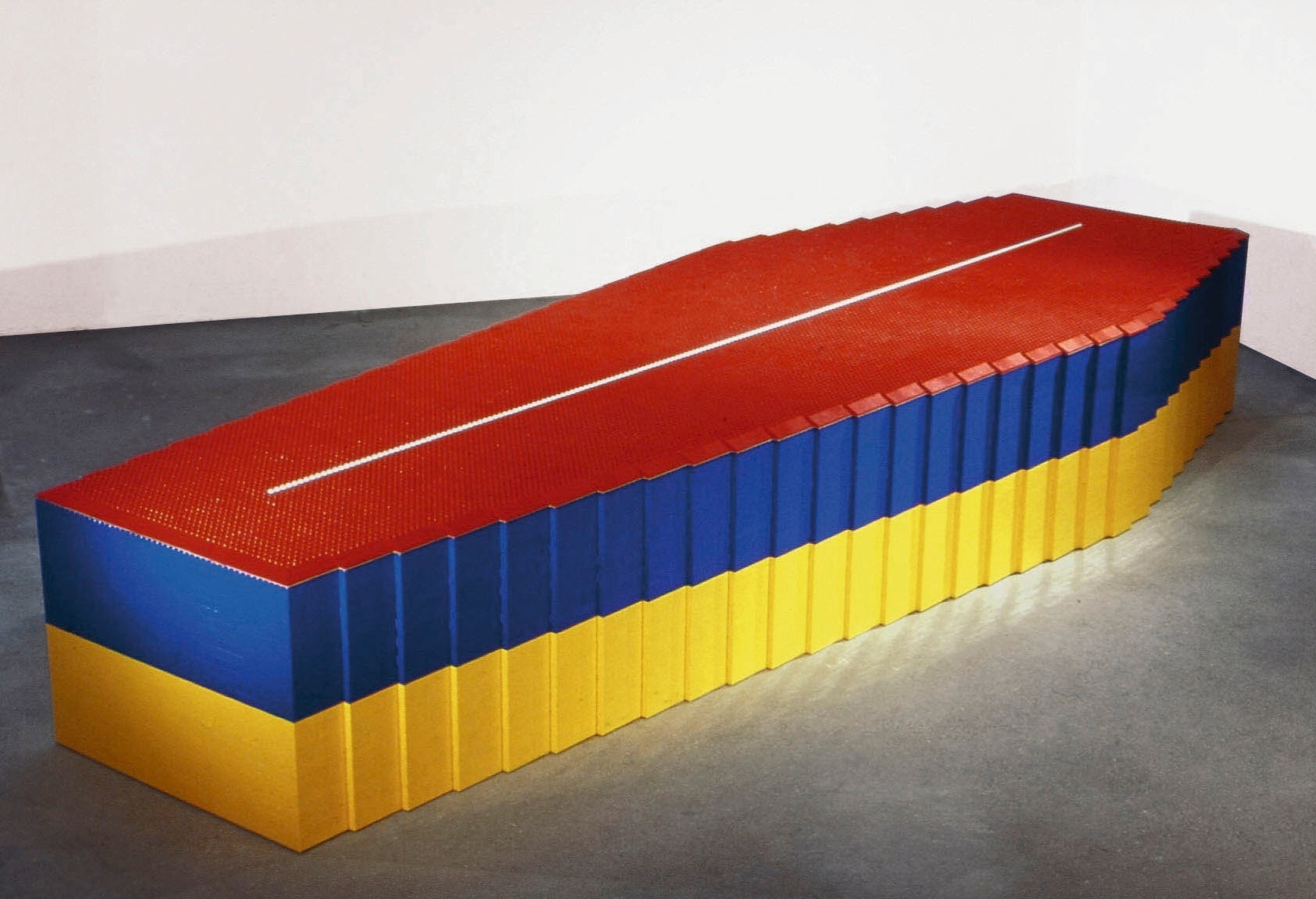 Obra "Lego Coffin" (2000) do artista Fernando Arias exposta na mostra "Cantos Cuentos Colombianos" na Casa Daros (RJ) - Peter Schalchli/Divulgação